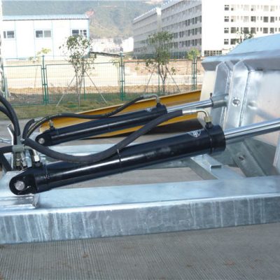 Machanisme penguncian positif yang mudah digunakan. Rantai pengaman mengamankan gerbong untuk menangani kendaraan. Lapisan yang dilas mencegah kebocoran. Bukaan garpu ekstra dalam. 2 "membentuk bibir atas. Selesai enamel biru visibilitas tinggi