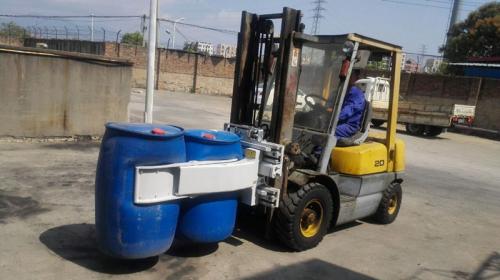 Penjepit Drum Forklift Dengan Drum Plastik