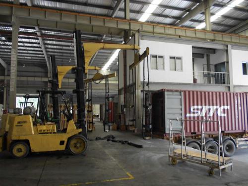 Forklift Jib Attachment Digunakan Dalam Transportasi Kaca