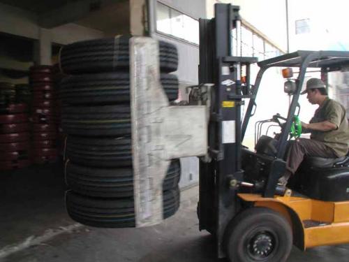 Penjepit Ban Dengan Forklift